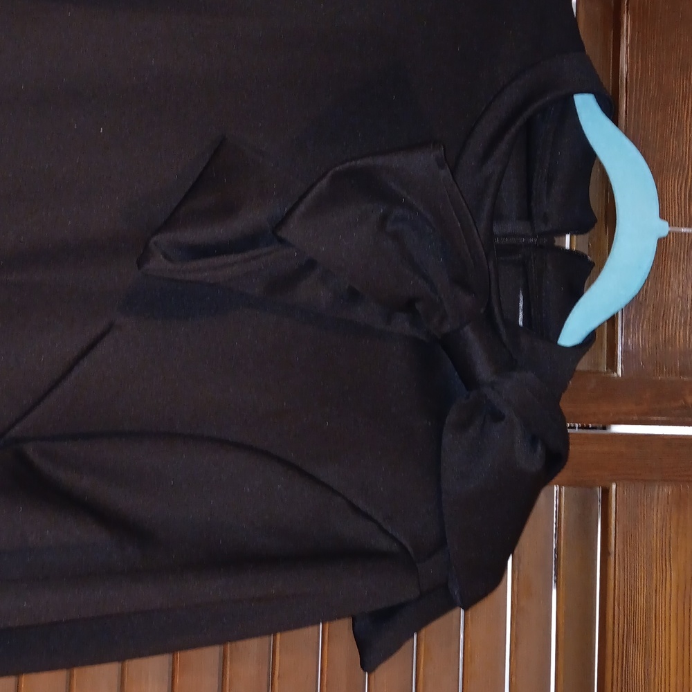 Black dress with big bow. - Picture 3 of 6